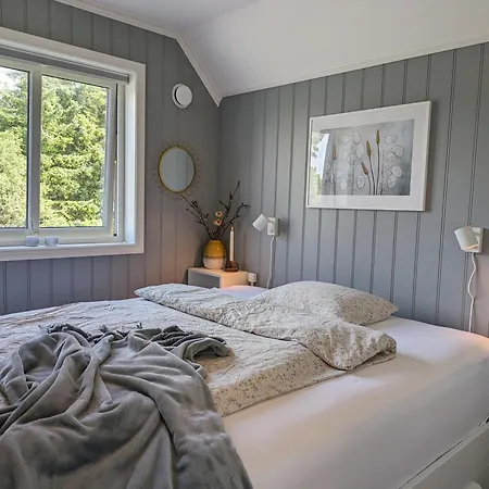 Svaert Nydelig Fritidshytte Nyaraló Forland